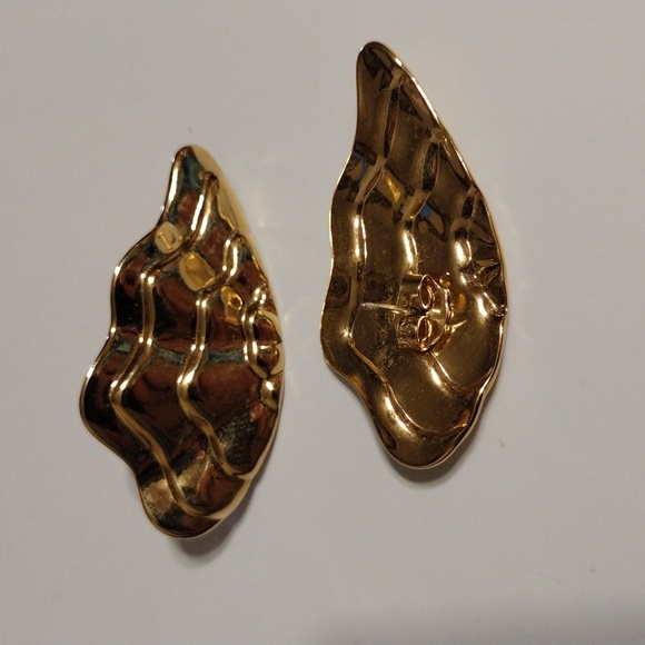 Vintage Avon 1970, Rare Find, gold tone butterfly wings pierced earrings. - Picture 6 of 6